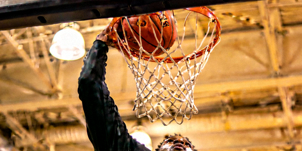 篮球运动员在训练馆进行投篮训练的特写